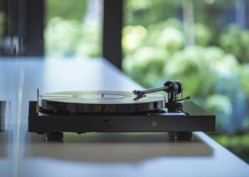 Pro-Ject Juke Box E1, un tocadiscos con amplificación al que solo tendrás que añadir un par de altavoces