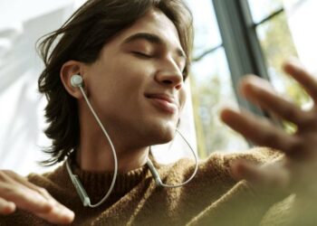 Chico con los Huawei FreeLace Pro 2