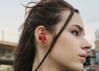 Chica con los Teufel AIRY TWS 2