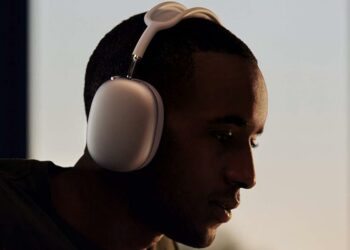 Chico con los AirPods Max