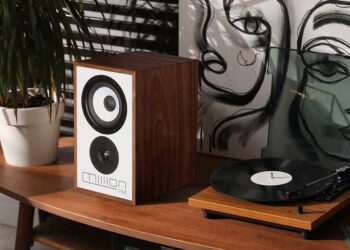 Altavovz Mission 750 en una mesa