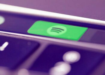 Logotipo de Spotify en un teclado