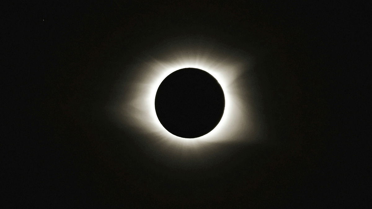 cómo ver en directo el eclipse solar del 8 de abril info