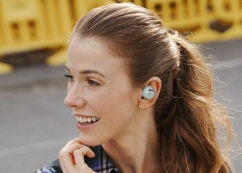 Chica con los Teufel REAL BLUE TWS 3