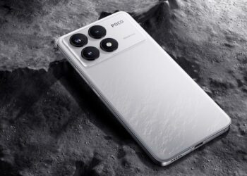 Trasera del POCO F6 Pro de color blanco