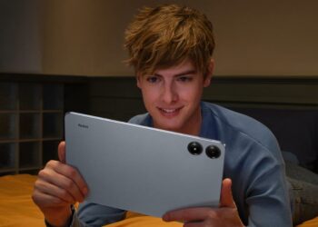 Chico utilizando el tablet Redmi Pad Pro