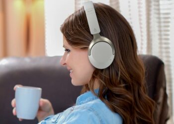 Chica con los nuevos Zen Hybrid SXFI