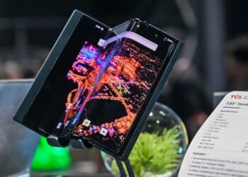 Pantalla plegable triple en un móvil de TCL