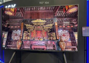 BOE presenta un gigantesco televisor de 110 pulgadas con resolución 16K y tecnología 3D sin gafas