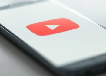 Teléfono con el logo de YouTube
