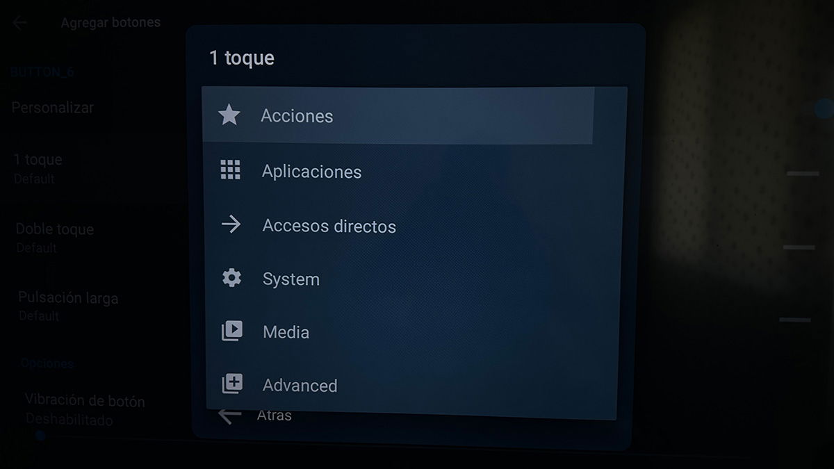 cómo reprogramar un botón del mando a distancia de un televisor Android TV acciones disponibles