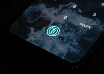 Lectores de huellas en la pantalla de un teléfono