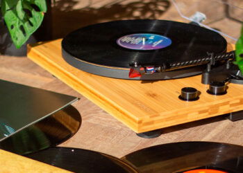 Lenco LBT-335BA, un tocadiscos económico fabricado con materiales sostenibles y con conectividad Bluetooth