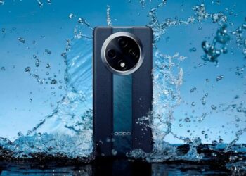 OPPO F27 Pro+ con agua