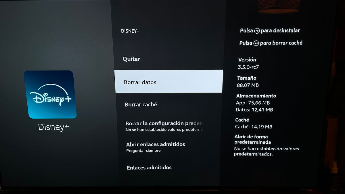 ¿Qué sucede si selecciono la opción de 'Borrar datos' de una aplicación en el Fire TV Stick?