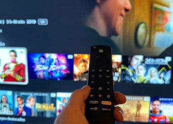¿Qué sucede si selecciono la opción de 'Borrar datos' de una aplicación en el Fire TV Stick?