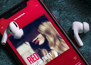 Auriculares AirPods Pro encima de un iPhone