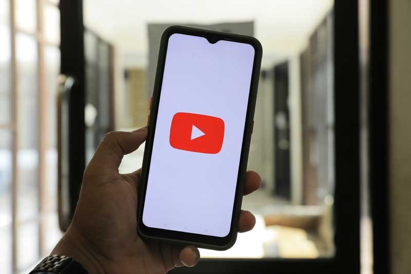 Logotipo de YouTube en un smartphone
