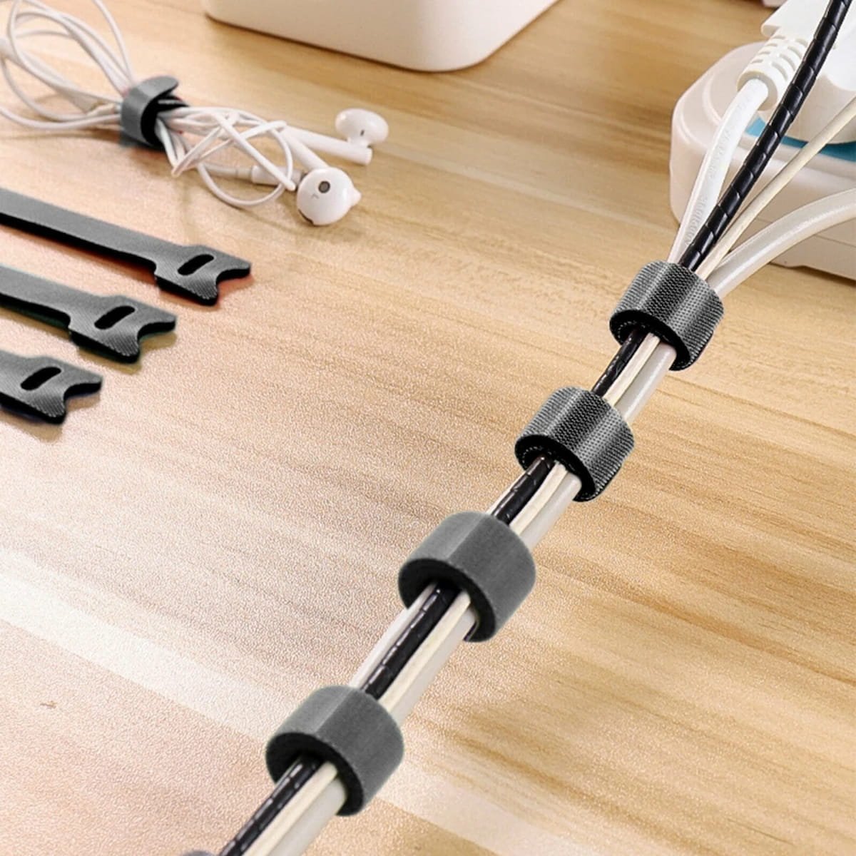 4 accesorios imprescindibles para tener tus cables bien organizados