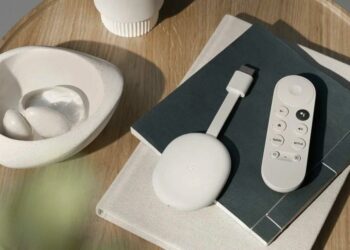 Chromecast con Google TV en una mesa