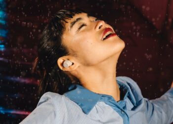 Chica utilizando los auriculares Audio-Technica ATH-CKS30TW+