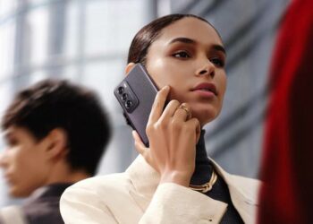 Chica utilizando el teléfono OPPO Reno12