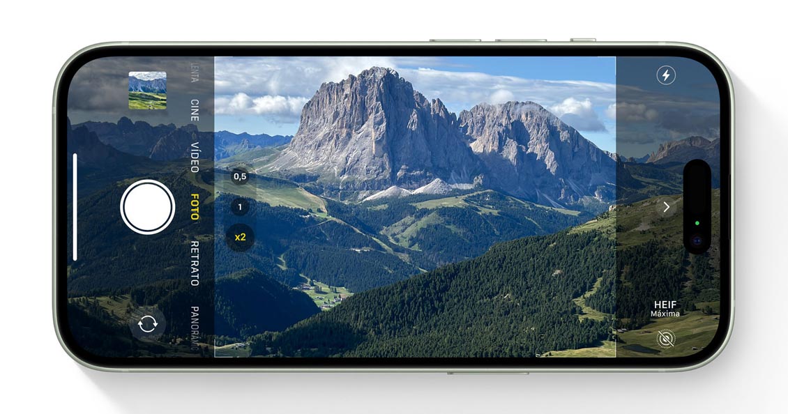 Pantalla del iPhone 15 con cámara