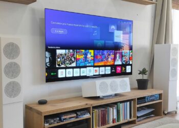 ¿A qué altura debería colgar el televisor? 3 consejos imprescindibles para hacerlo como un experto