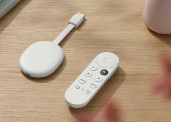 Chromecast con Google TV 4K encima de una mesa