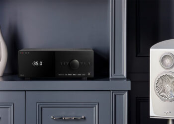 Debería configurar los altavoces en Small o en Large en el receptor AV