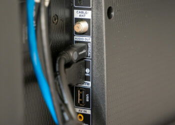 Cómo solucionar los destellos verdes, chispas y otros problemas de HDMI