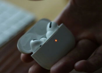 Por qué la luz de tus AirPods parpadea en naranja y cómo solucionarlo