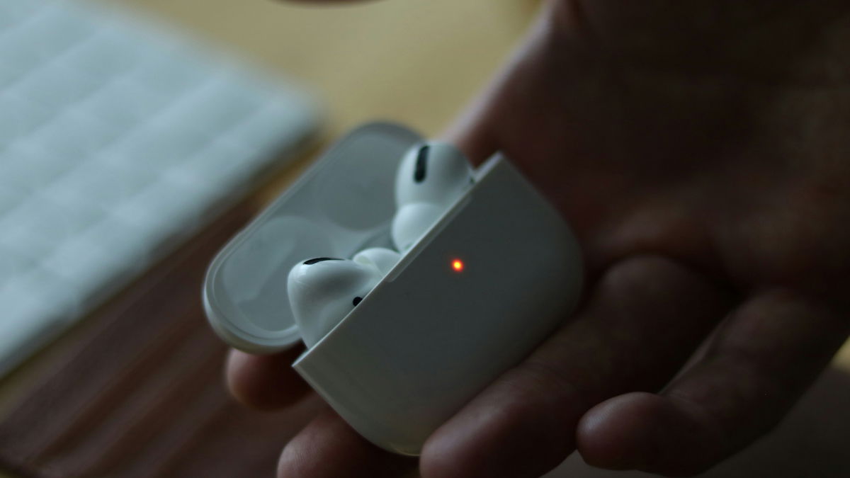 Por qué la luz de tus AirPods parpadea en naranja y cómo solucionarlo