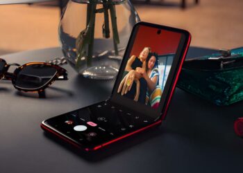 Teléfono plegable de Motorola encima de una mesa