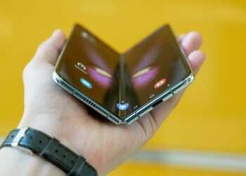 La última promesa de la tecnología OLED promete llegar a 3000 nits y…televisores extensibles