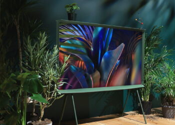 El televisor The Serif 2024 de Samsung llega en un nuevo color perfecto para tu jardín o terraza