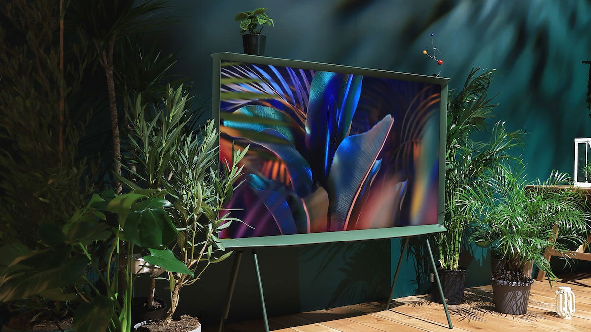 El televisor The Serif 2024 de Samsung llega en un nuevo color perfecto para tu jardín o terraza