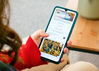 Chica con un smartphone Android en la mano