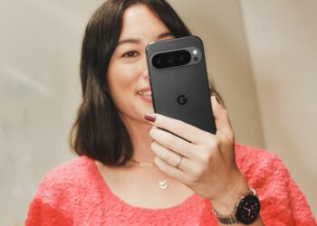 Chica con el Google Pixel 9 Pro