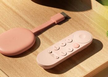 Chromecast coin Google TV de color rosa encima de una mesa