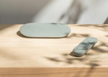 Reprpoductor Google TV Streamer encima de una mesa