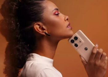 Chica con un teléfono de la gama Motorola Edge 50