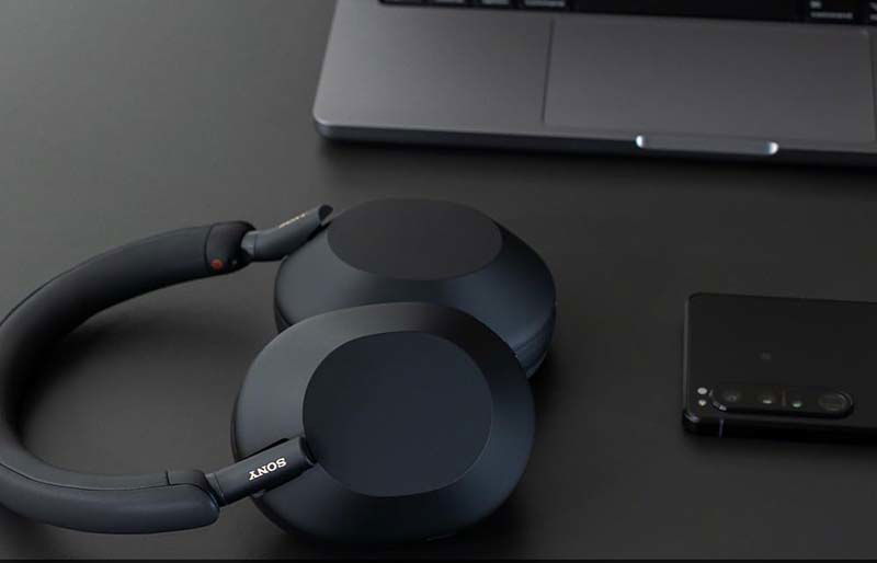 Auriculares Sony WH-1000XM encima de una mesa