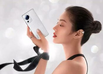 Chica con un móvil de Xiaomi que tiene HyperOS 2.0