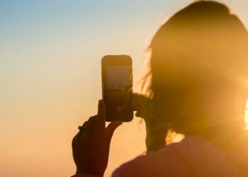 Uso de un móvil en exterior de vacaciones