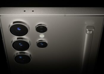 Trasera del Samsung Galaxy S24 Ultra con fondo negro