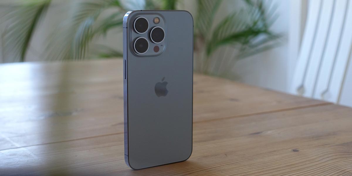 iPhone 15 Pro encima de una mesa