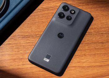 motorola edge 50 en una mesa