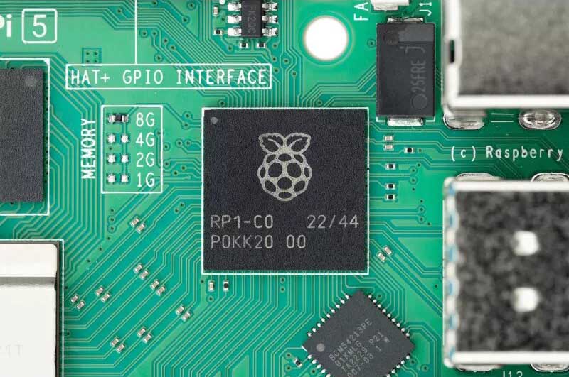 Detalle chip de la Raspberry Pi 5 de 2 GB