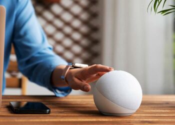 Uso de un altavoz Amazon Echo de color blanco